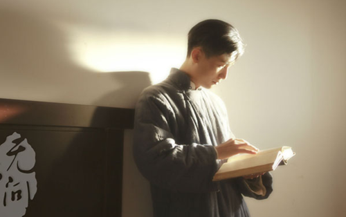 只問敢勇，無問西東